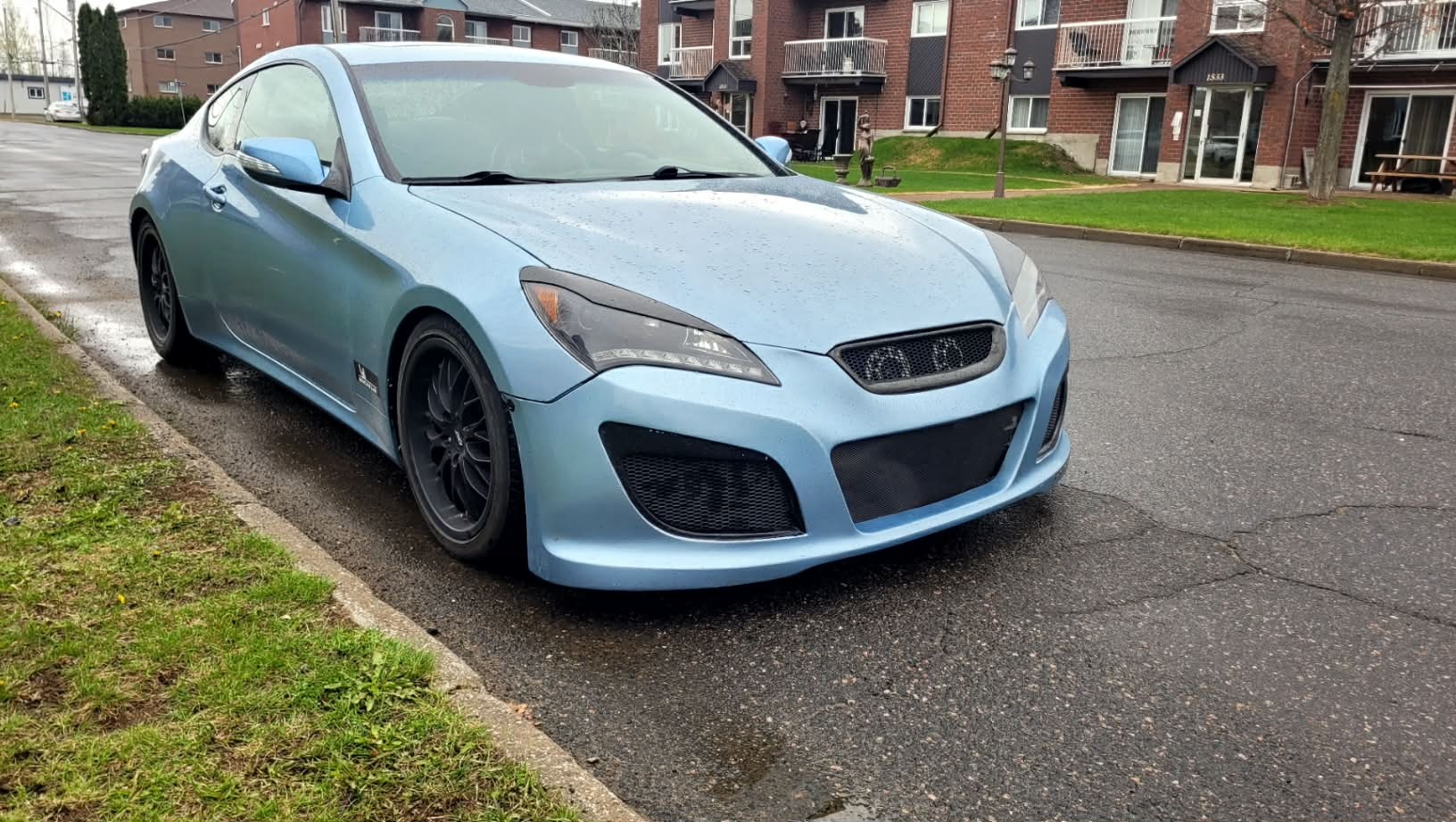 Genesis Coupe vue de trois quarts dans la rue